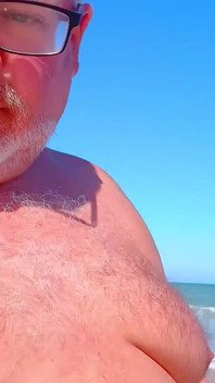 Bunicul Meu Gras Și Bătrân Merge Pe O Plajă De Nudiști