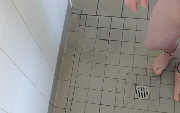 Carmen_Nylonjunge: Shave in the Shower