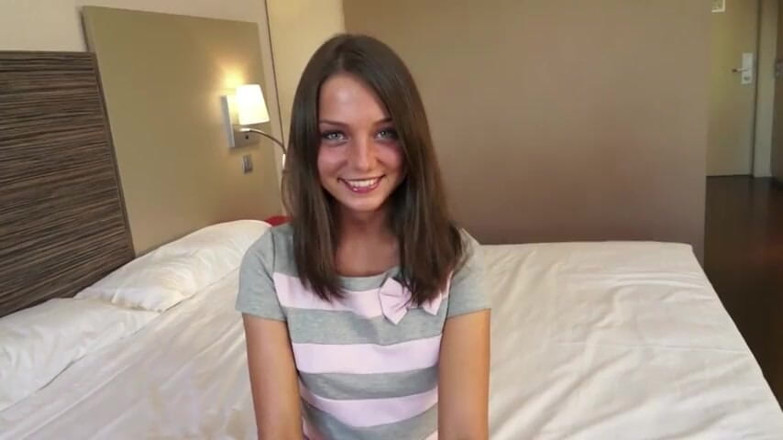 Backdoor Films: Netter brünetter teen-arsch beim casting gefickt