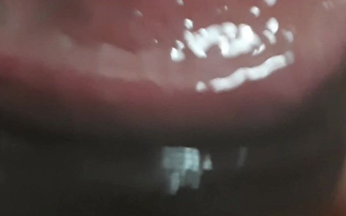 Lubina45: Encuentra placer en sus propias manos mientras está solo