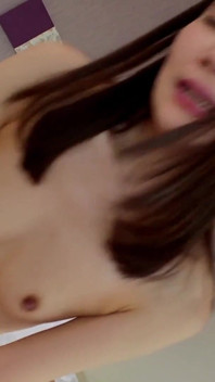 色白で滑らかな大学生視点 この可愛くて現代的な女の子はとてもか弱く壊れやすく見えます