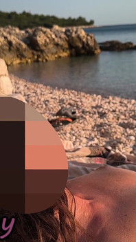 İspanya'da çıplaklar plajında riskli seks: çıplakken ona dokunuyor