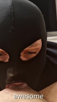 Paroháč olizuje kundičku pokrytou mrdkou k orgasmu po tom, co manželka šuká milence, creampie čištění