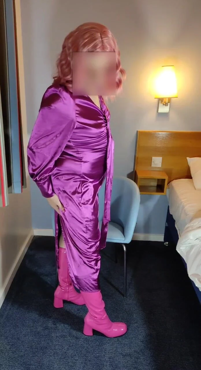 Nottstvslut: Hot crossdresser in full erotic purple satin