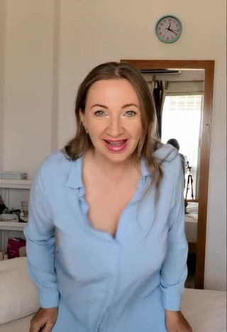 MariaOld: Prsatá babička škádlí v modrém oblečení