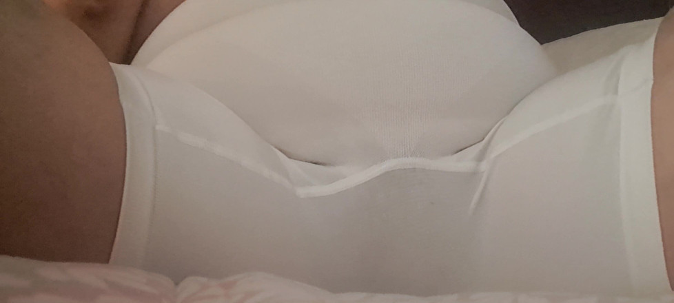 Mommy big hairy pussy: 熟女，穿着大内裤，她的阴户被标记了