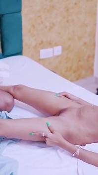 Adik tiri seksi menggoda saudara tirinya yang nakal di ranjang