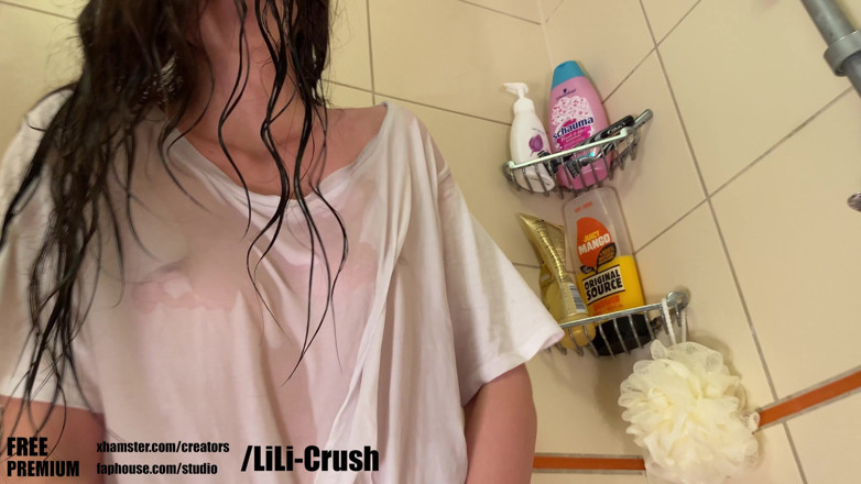 Lili Crush: 쪼이는 보지를 가지고 노는 Lili