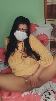 Gadis cantik lagi asik masturbasi memek sempitnya saat nggak ada orang di rumah