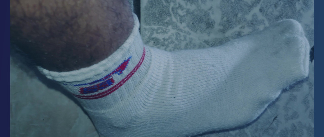 Stink HairyMale: Mon corps de près, portant des chaussettes blanches