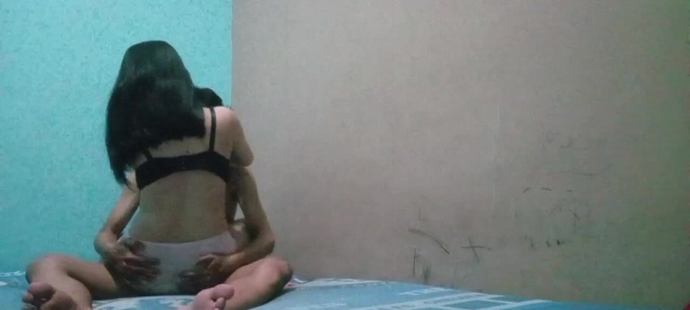 Famly sex: Жена соседа с ее перфорированными трусиками