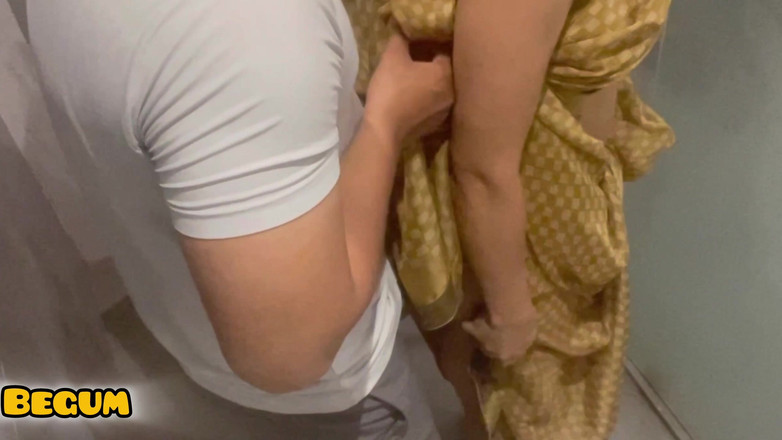 Rukshaar Begum: Desi bhabhi bị thợ điện đụ