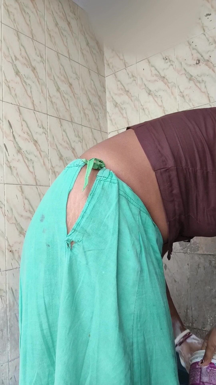 RoboticApple28: Simran la bhabhi se baigne dans la nature ses seins...