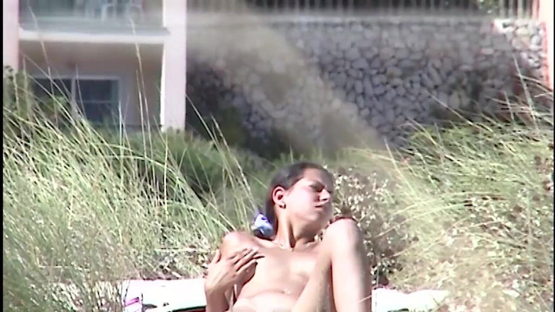 Beachbitches: Perverse achtervolger op het strand