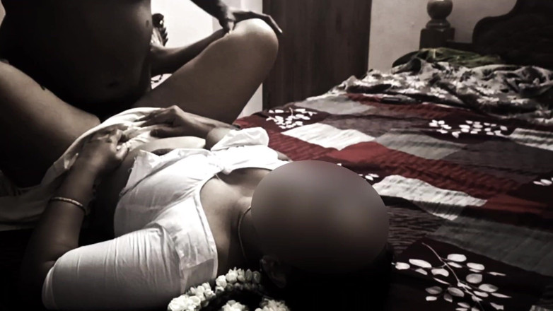 Black & white desicat: Sexy mallu manželka v bílé blůze dobře šukala