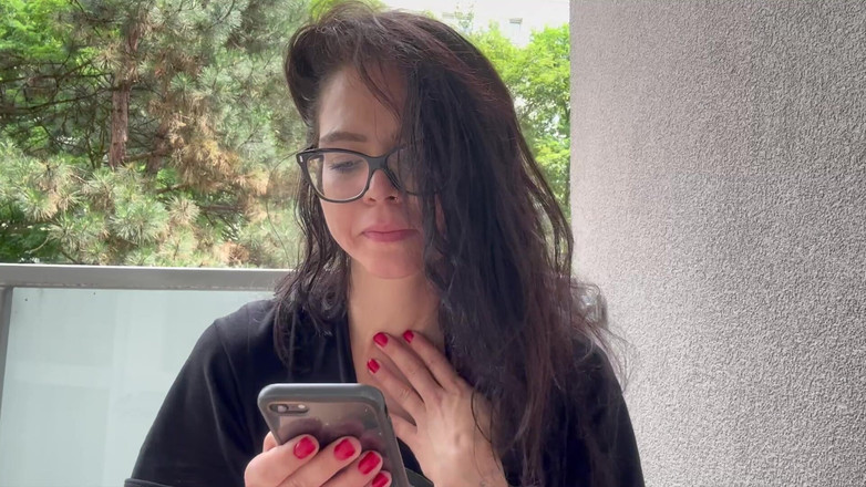 Shione Cooper: Merokok ketika menjawab Anda di sini