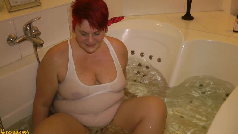Anna Devot: Annadevot - In costume da bagno bianco nella vasca da bagno...