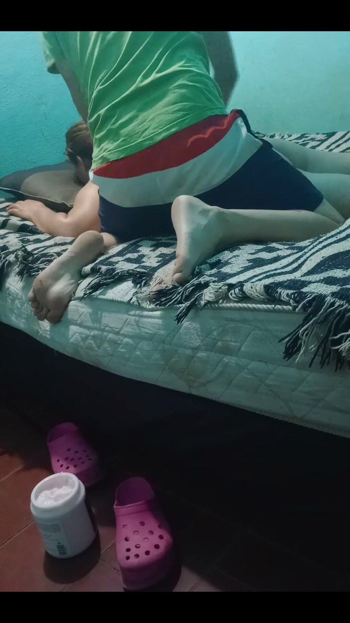 Fitcure1: 用奶油按摩直到她裸体