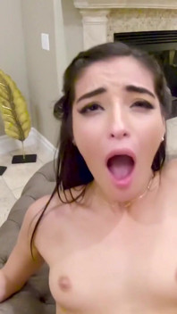 Coincée en train de baby-sitter ma nouvelle demi-sœur et elle se fait éjaculer dessus