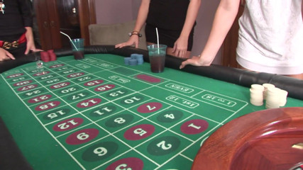 My Favorite Pornstars: Giovani donne che giocano una partita a strip roulette