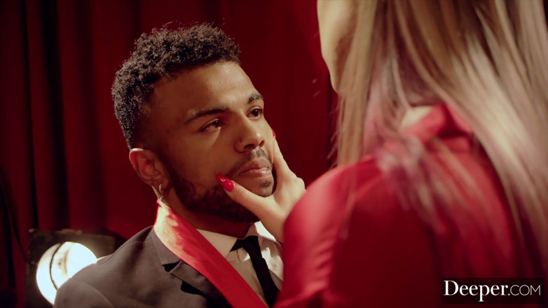 Deeper: Dieper. Rusteloze babe Haley speelt een verwrongen spel met een...