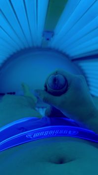 Jerking off in Sunbed