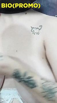 Tocco le mie tette con il fratellastro