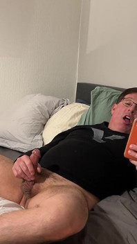Gerade erst von einem roten auge zurückgekehrt und sprang ins bett, um zu wichsen