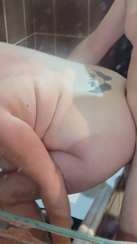 마누라의 샤워를 핫한 섹스로 바꾸는 발정난 남편 - 오럴, 섹스, 격렬한 오르가즘, 사정