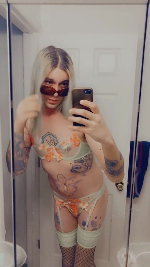 CarmenMelatonin: Gagica elegantă și sassy adoră să joace în bikini ei minuscul din...