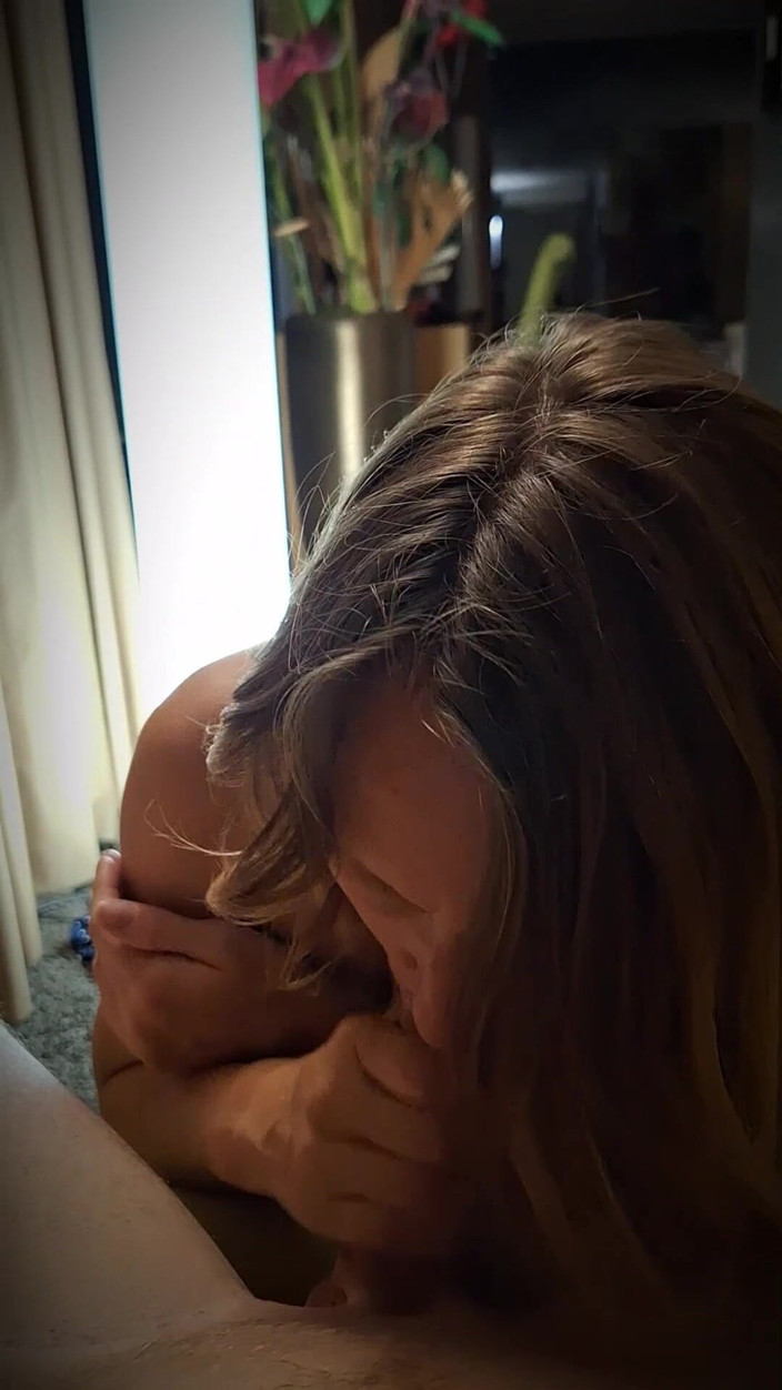 Mr_MrsRealCoupleX: Schlampiger versauter blowjob von einem großen schwanz von einer heißen...