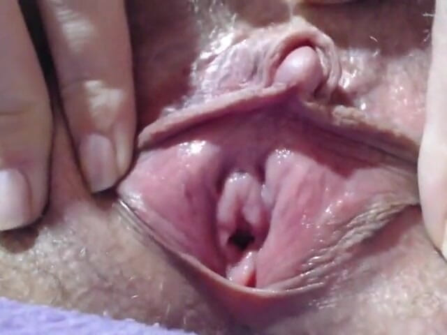 Cuteblonde666: Amatör genç kız büyük klitorisle mastürbasyon yapıyor ve orgazm oluyor
