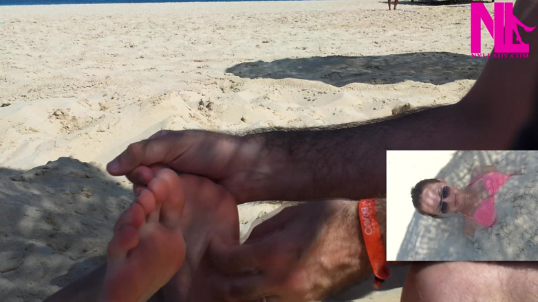 Nyllady: Jag kittlas på fötterna på stranden
