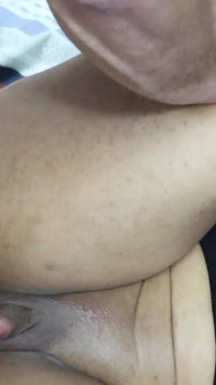 ホットな3Pアナルで大きなクリトリスのガールフレンド!