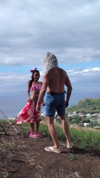 大鸡巴变态在海滩和山上享受娇小美女