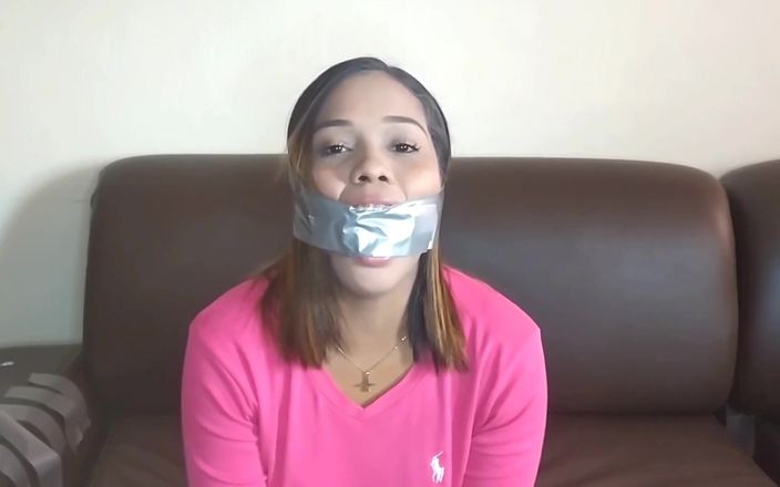 Selfgags Latina Bondage: Ducttape decolleté mond gesnoerd schoonheid heeft een gevoelige kokhalsreflex!