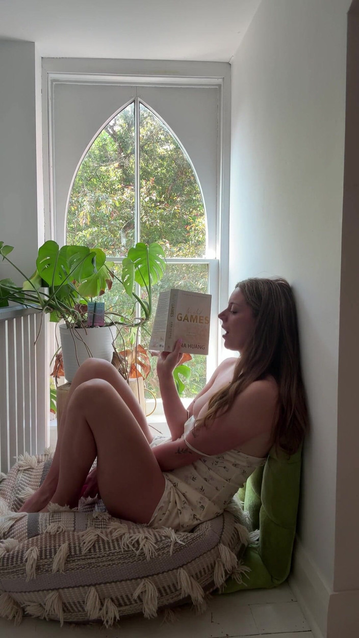 Nadia Foxx: ¡Leyendo a Smut mientras intenta no correrse demasiado pronto! Lectura...
