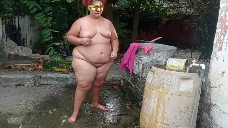 Gordita Culo Rico: Moje děvka nevlastní matka se sprchuje na terase