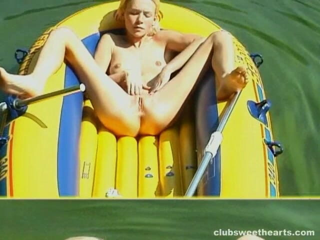 SkinnySweetHearts: Debbie si masturba in una barca di gomma
