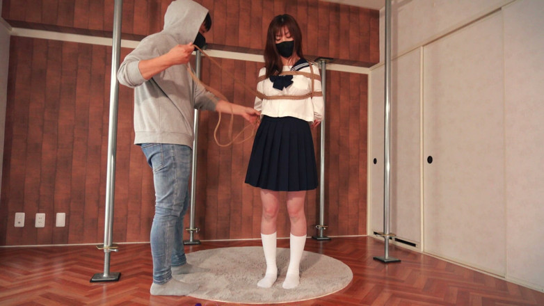 ushirosugatanomiki: 소녀가 조각품이 될 때까지 몸이 묶여 있는 것