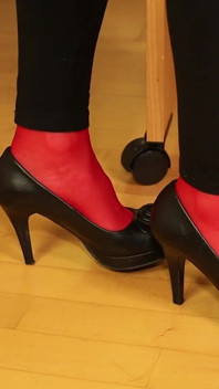 Peeptoe dangling trong vớ đỏ & legging đen