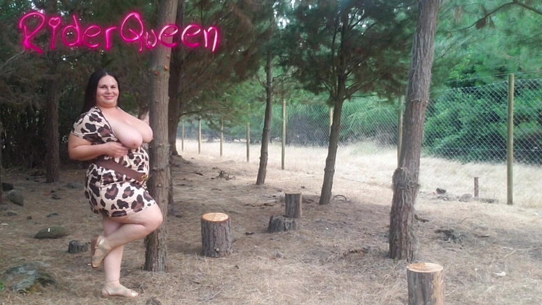 Riderqueen BBW Step Mom Latina Ebony: Arsch-anbetung, sexy stiefmutter im freien