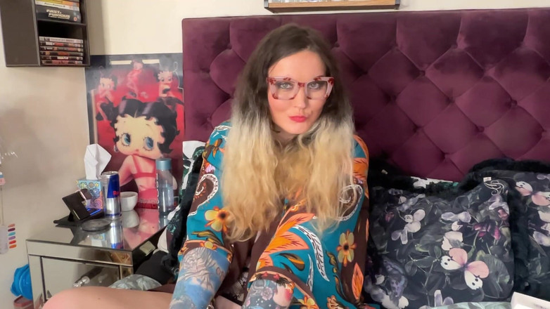 MissFFW: Pervertida prostituta experimenta seus novos óculos prontos para conteúdo geek