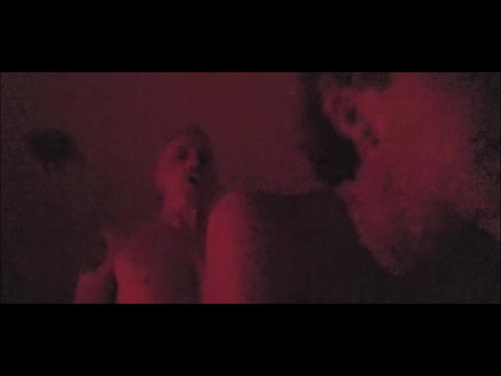 SilverFux: Heiße Oma Fickt Geilen Typen in Einem Schäbigen Roten Zimmer