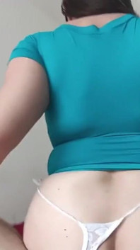 Vecina Encuentra a Su Marido Con Una Amiga Chupandole Las Tetas, Ella La Verga Y Hacinedole La Paja Rusa