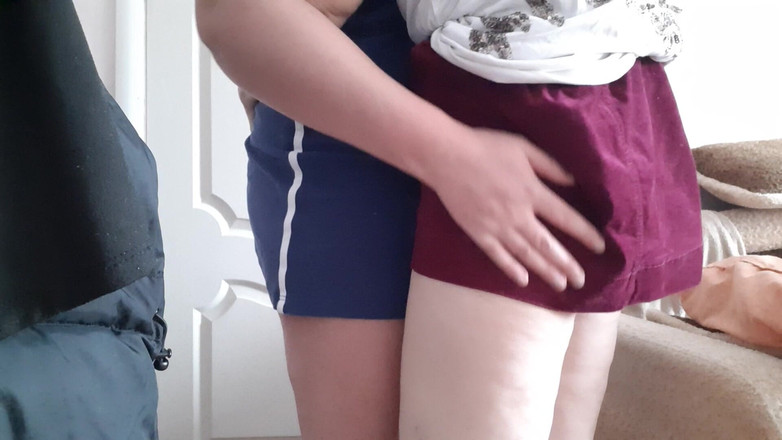 Lesbian-illusion: Dua teman wanita berkahwin curang suami mereka di bilik lain