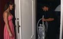 Vintage megastore: Agente limpiadora vacum folla con una joven ama de casa