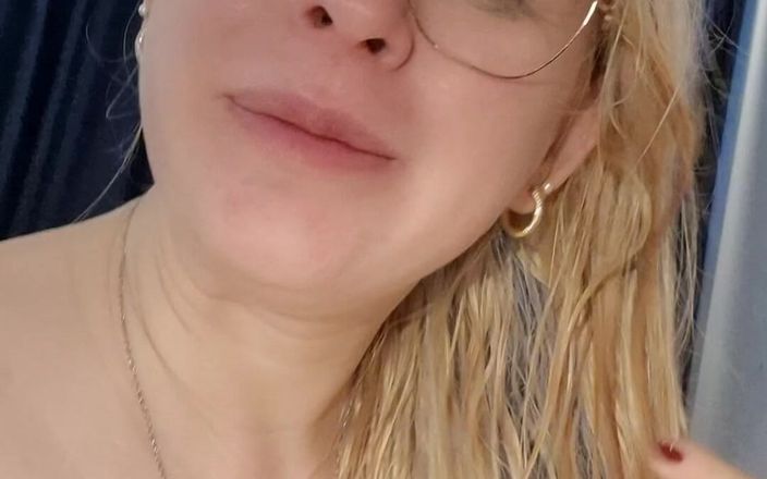 Anna Lynx: Mostre la mia figa dopo aver fatto un sogno bagnato...
