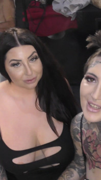 Gostosa com um corpo tatuado incrível entra em uma festa de bukkake