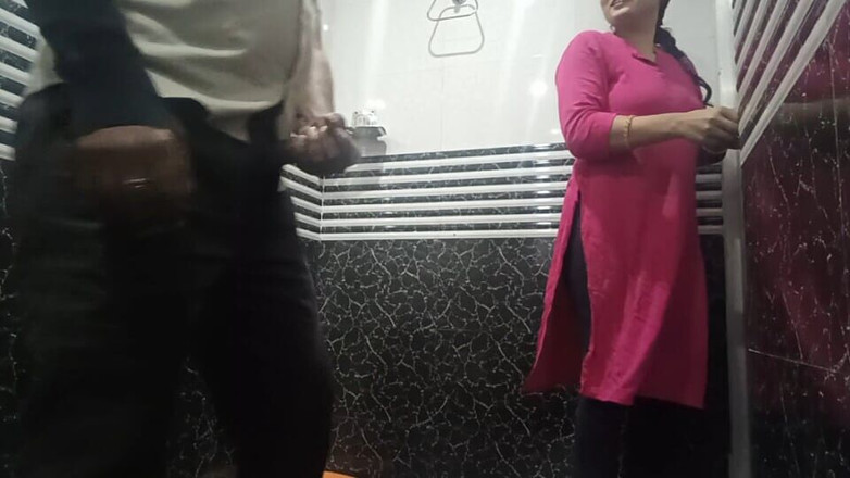 Pyaripooja22: Adik tiri tertangkap saya melancap di bilik air, kemudian kedua-dua...